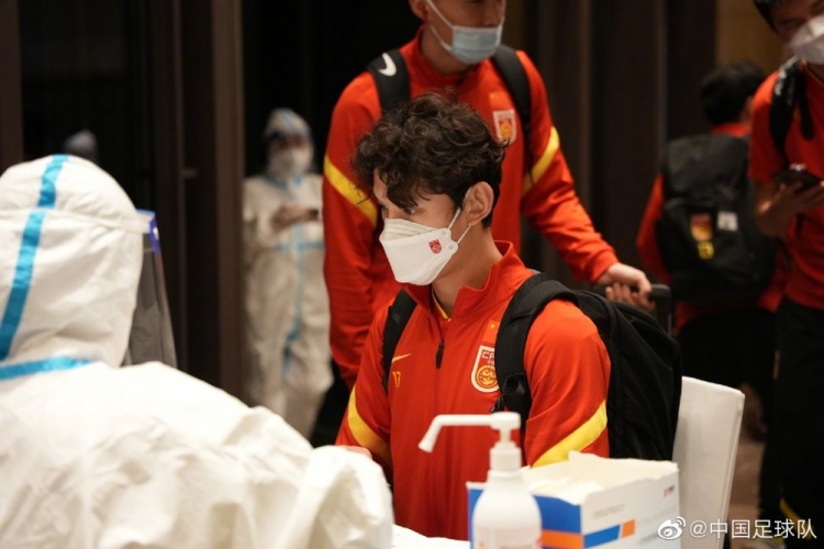 中国国家男子足球队全体抵达苏州驻地酒店，开始集中隔离