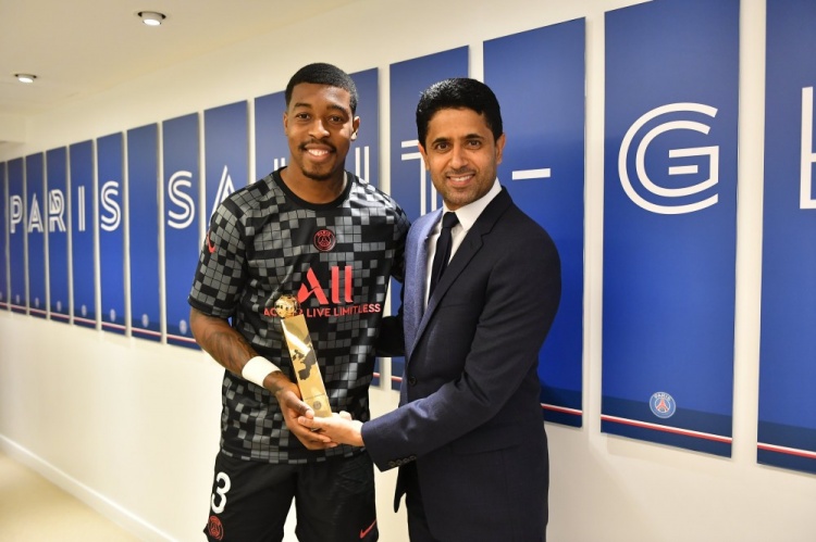 对阵昂热赛后,纳赛尔亲自为金彭贝和姆巴佩颁发欧国联冠军奖杯