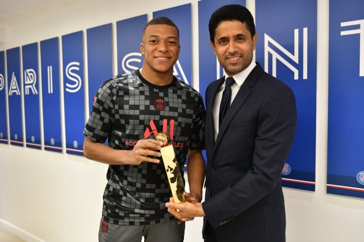 对阵昂热赛后,纳赛尔亲自为金彭贝和姆巴佩颁发欧国联冠军奖杯