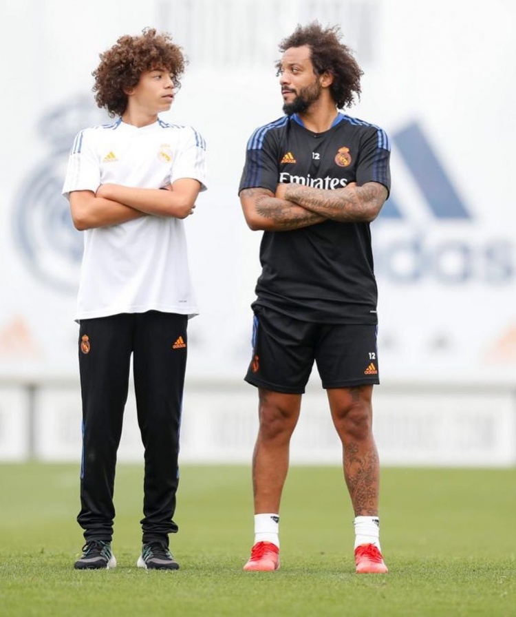 两个蓬蓬头?!马塞洛晒与儿子合照:今天一次特别的训练