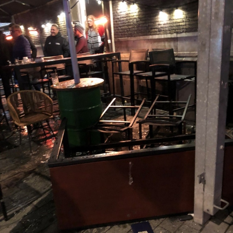 体图:柏林联高层受到费耶诺德极端球迷袭击,所幸无人重伤