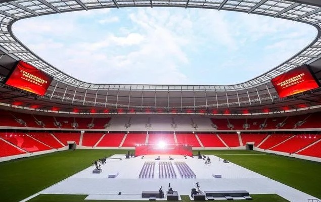 浦东足球场第一排观众距离赛场仅8.5米 固定坐席33765个