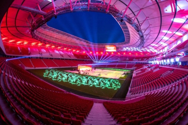 浦东足球场第一排观众距离赛场仅8.5米 固定坐席33765个