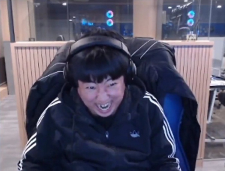 psg更推调侃欧服solo中的汉子哥vs世界赛上的汉子哥