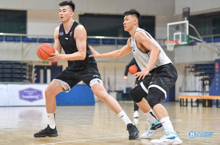 内线双子星李慕豪范子铭两人23投15中合砍39分19板6助