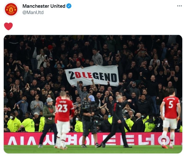 率队战胜热刺,曼联官推晒球迷支持索帅横幅