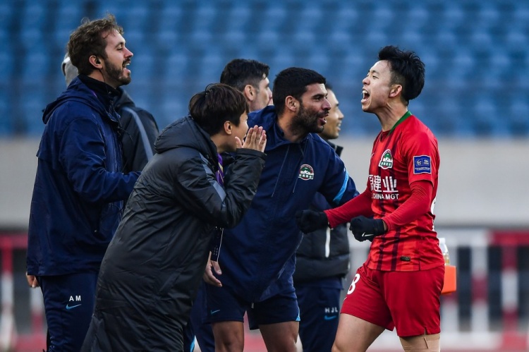 转播都没想到！马兴煜中场吊门轰神仙球，韩镕泽成背景板