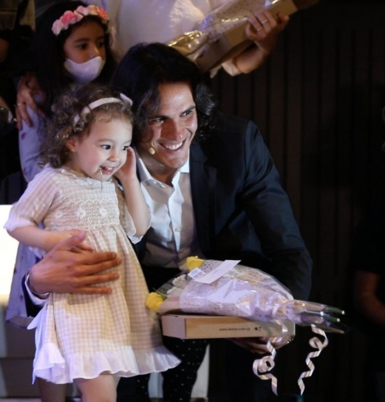 球场硬汉的柔情一面，卡瓦尼出版了自己编写的第一部童书