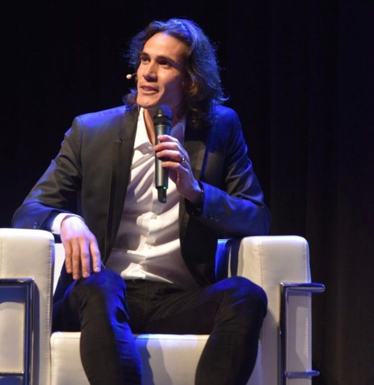 球场硬汉的柔情一面，卡瓦尼出版了自己编写的第一部童书