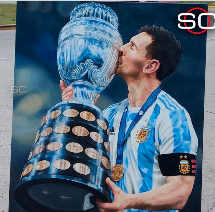 用画笔定格梅西亲吻美洲杯的一刻，阿根廷女艺术家带礼物送梅西