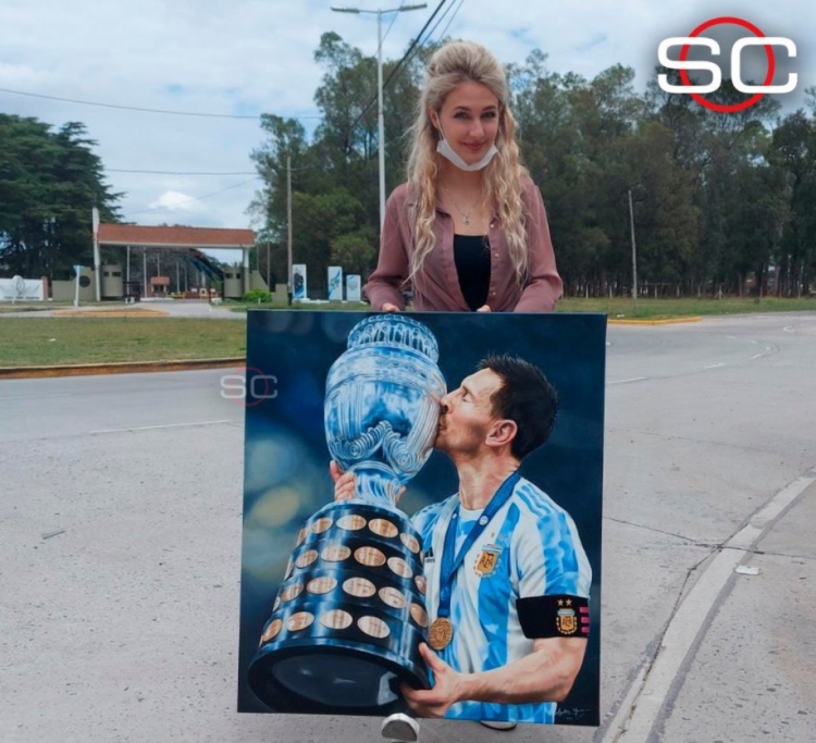 用画笔定格梅西亲吻美洲杯的一刻，阿根廷女艺术家带礼物送梅西