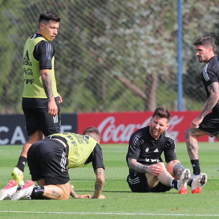 摔倒也要同步?阿根廷国脚戈麦斯晒与梅西训练中相撞照片