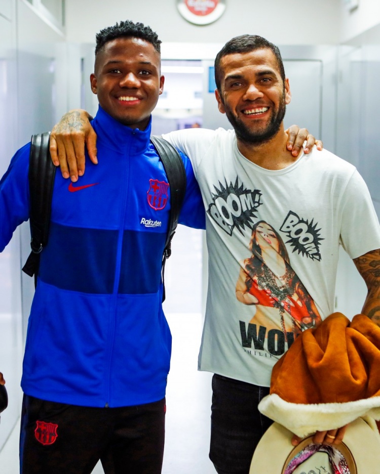 新老交接!巴萨官推晒38岁阿尔维斯与19岁法蒂合影