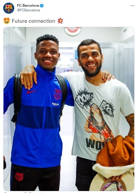 新老交接!巴萨官推晒38岁阿尔维斯与19岁法蒂合影
