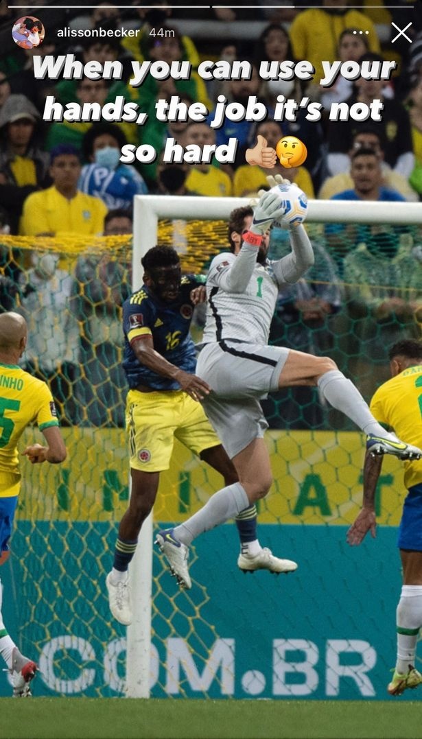 抨击英超判罚？阿利森晒争抢高空球照片：能用手就简单得多了