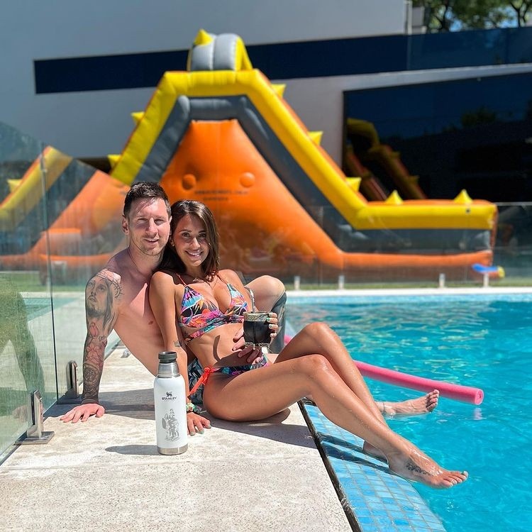 享受假期！安东内拉晒泳池照，与梅西亲密拥抱