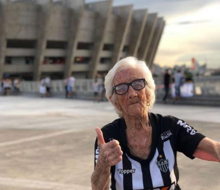 一生的追随，米内罗竞技官方悼念101岁死忠球迷“公鸡奶奶”