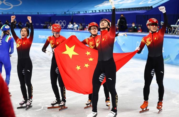 图集首金祝贺中国队夺得短道速滑混合团体金牌