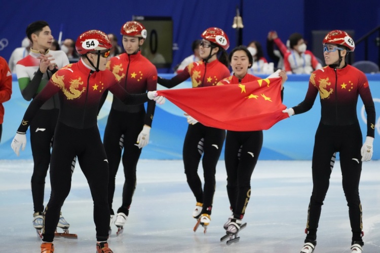 图集首金祝贺中国队夺得短道速滑混合团体金牌