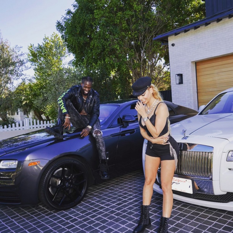 女友晒照庆祝贝弗利重回洛杉矶：为LA干杯??恭喜baby