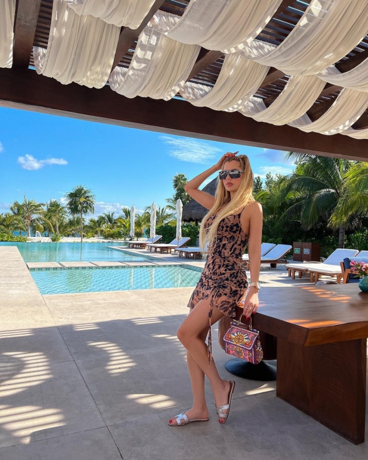 女友晒照庆祝贝弗利重回洛杉矶：为LA干杯??恭喜baby