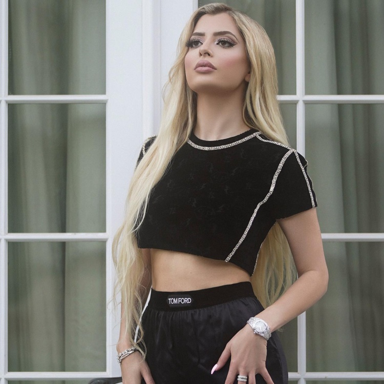 女友晒照庆祝贝弗利重回洛杉矶：为LA干杯??恭喜baby