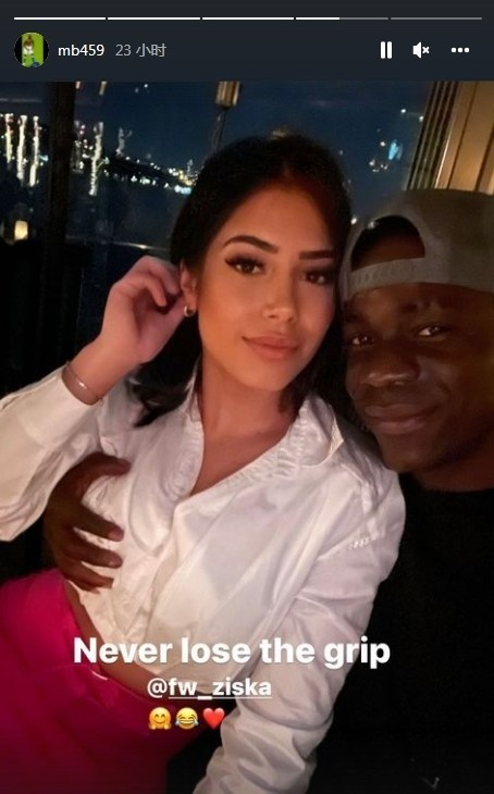 巴洛特利晒与女友合照,配文:紧握不松开