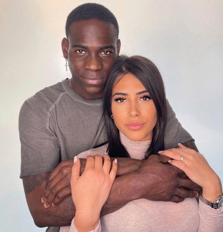 巴洛特利晒与女友合照,配文:紧握不松开