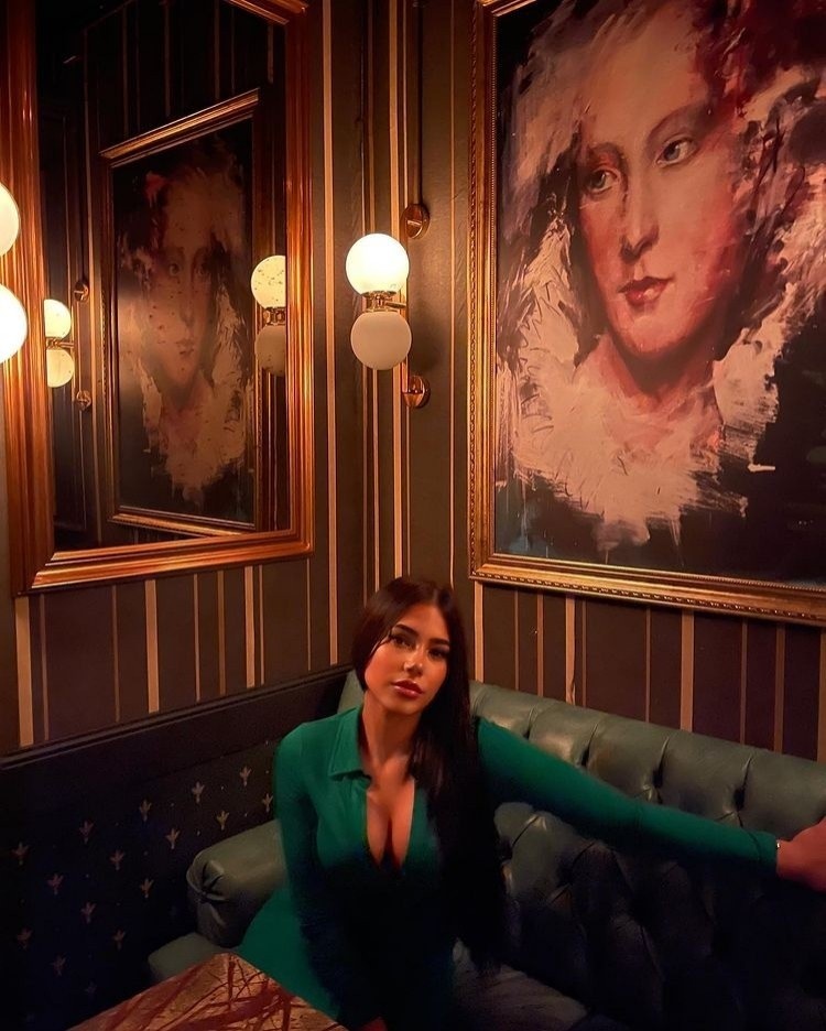 巴洛特利晒与女友合照,配文:紧握不松开