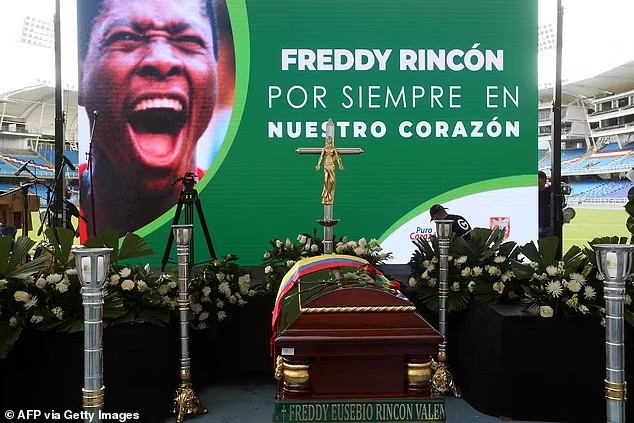 每日邮报：数千名悼念者参加哥伦比亚球星弗雷迪-林孔追悼会