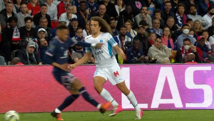 内马尔被吹对贡多齐犯规染黄，非常不满持续向主裁抗议