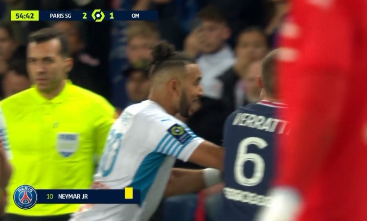 内马尔被吹对贡多齐犯规染黄，非常不满持续向主裁抗议