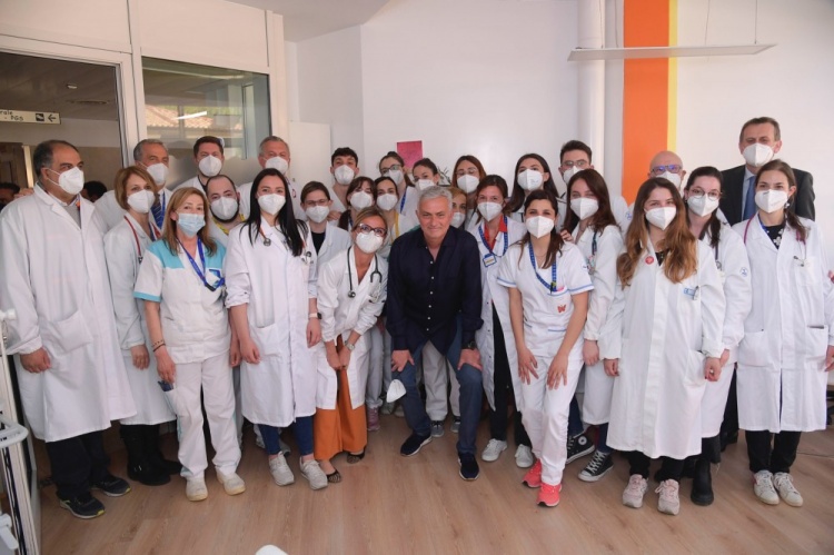 暖心!穆里尼奥造访罗马当地儿童医院,为孩子们加油打气