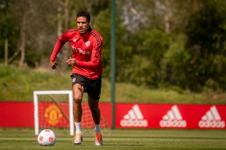 曼联官推晒训练照:C罗、瓦拉内、麦克托米奈回归