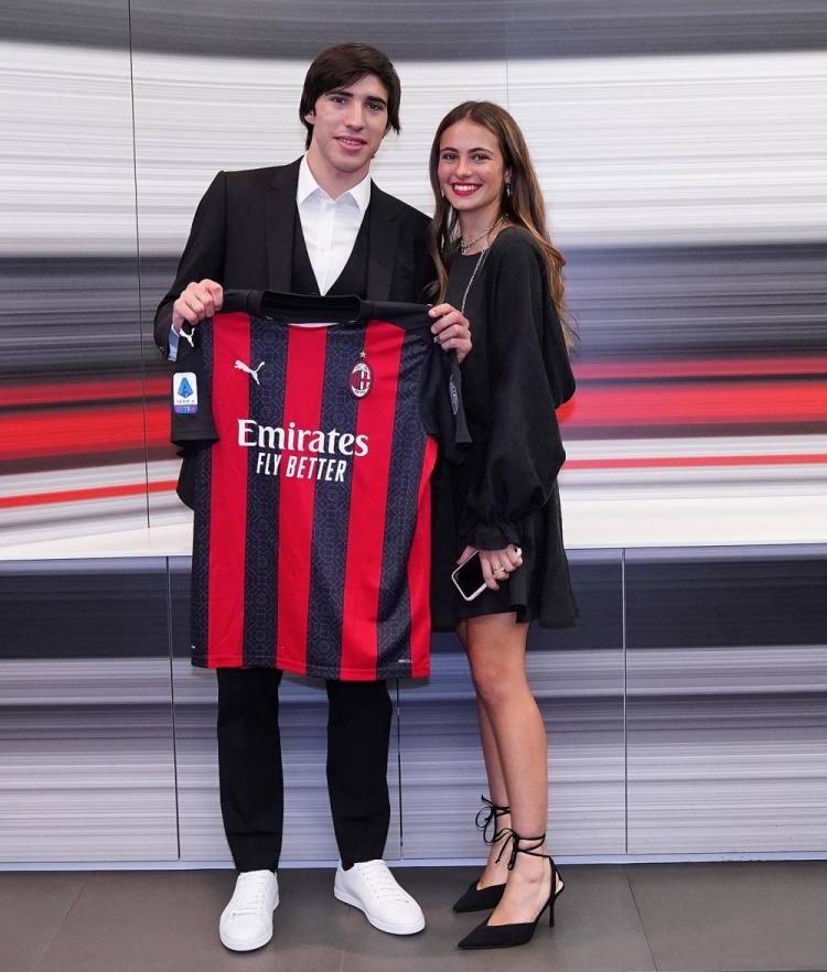 靠托纳利致富?女友回击网友:我14岁起打工,没拿过父母一分钱