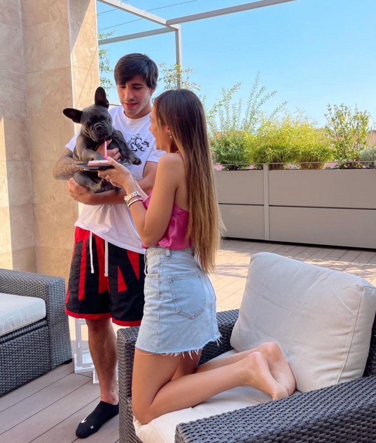 靠托纳利致富?女友回击网友:我14岁起打工,没拿过父母一分钱