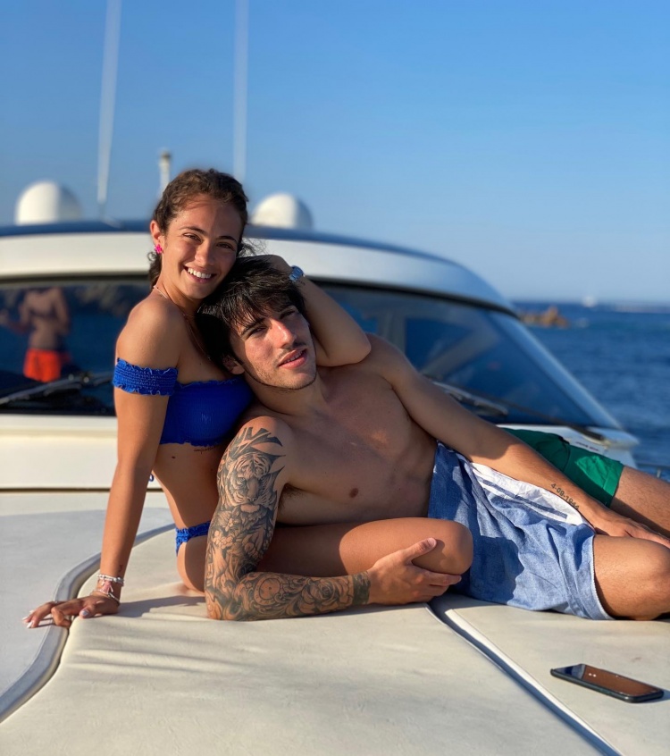 靠托纳利致富?女友回击网友:我14岁起打工,没拿过父母一分钱