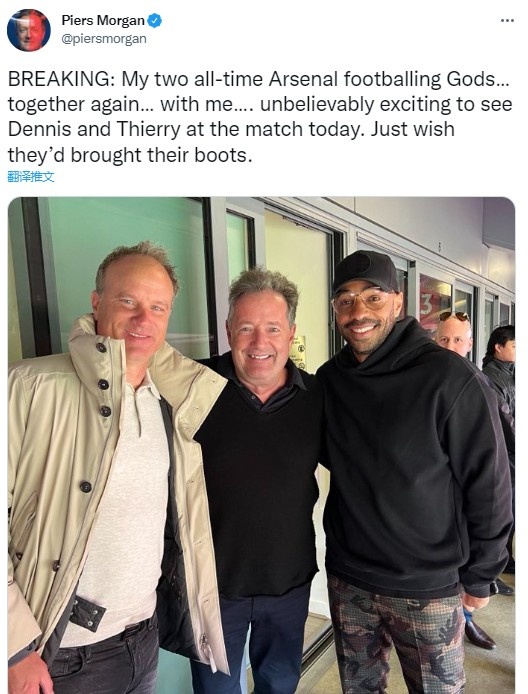 摩根晒与博格坎普、亨利现场合影:真希望他俩能上场踢