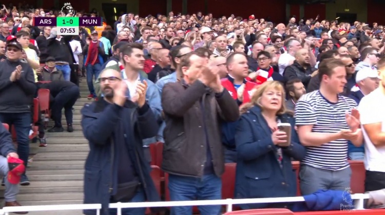 阿森纳vs曼联比赛第7分钟，全场球迷为C罗起立鼓掌致意！