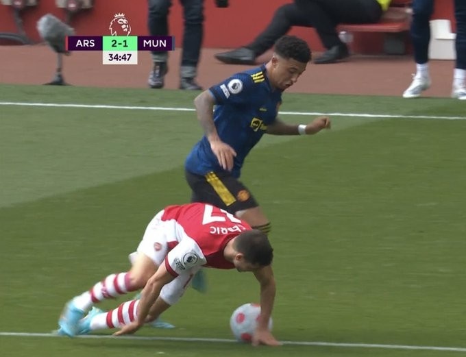 塞德里克踉跄倒地，手撑地“断下”桑乔皮球