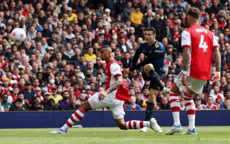 记者:混乱的上半场,C罗、桑乔有向前的想法但球队防守一团糟