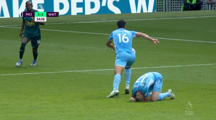 罗德里爆射破门瞬间，倒地的德布劳内被迫成为背景板