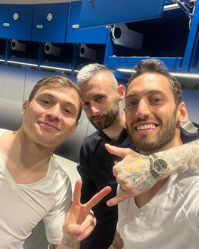 恰尔汗奥卢晒与B罗、巴雷拉合照，配文：中场三人组