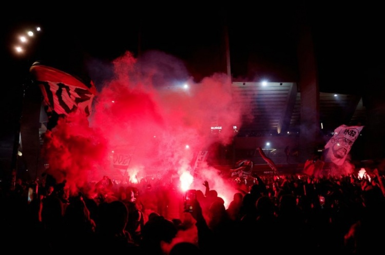 拒绝在球场内庆祝！赛后巴黎球迷在王子公园外欢呼庆祝夺冠