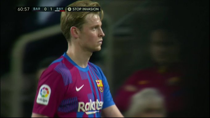 记者：德容对被换下非常生气，直接回到了更衣室