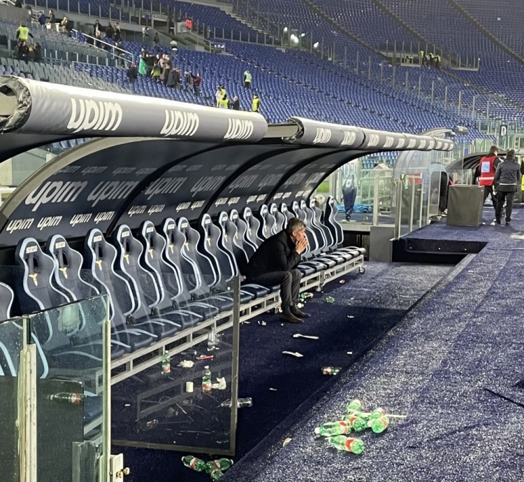 情难自禁,米兰总监马萨拉在赛后独坐替补席掩面流泪