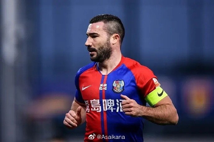 青岛队球员亚历山德里尼加深圳队