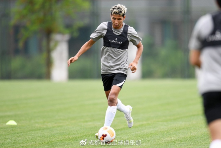 官方：沧州雄狮球员阿不都海米提加盟成都蓉城