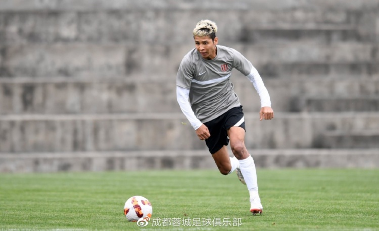 官方：沧州雄狮球员阿不都海米提加盟成都蓉城