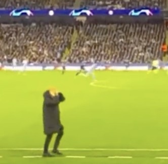 维尼修斯轻巧转身甩开费鸟上演一条龙，瓜帅场边无奈抱头跪地